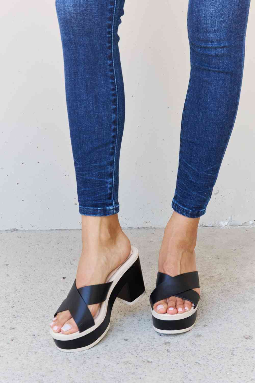  Cherish The Moments Contrast Platform Sandals in Black Trendsi