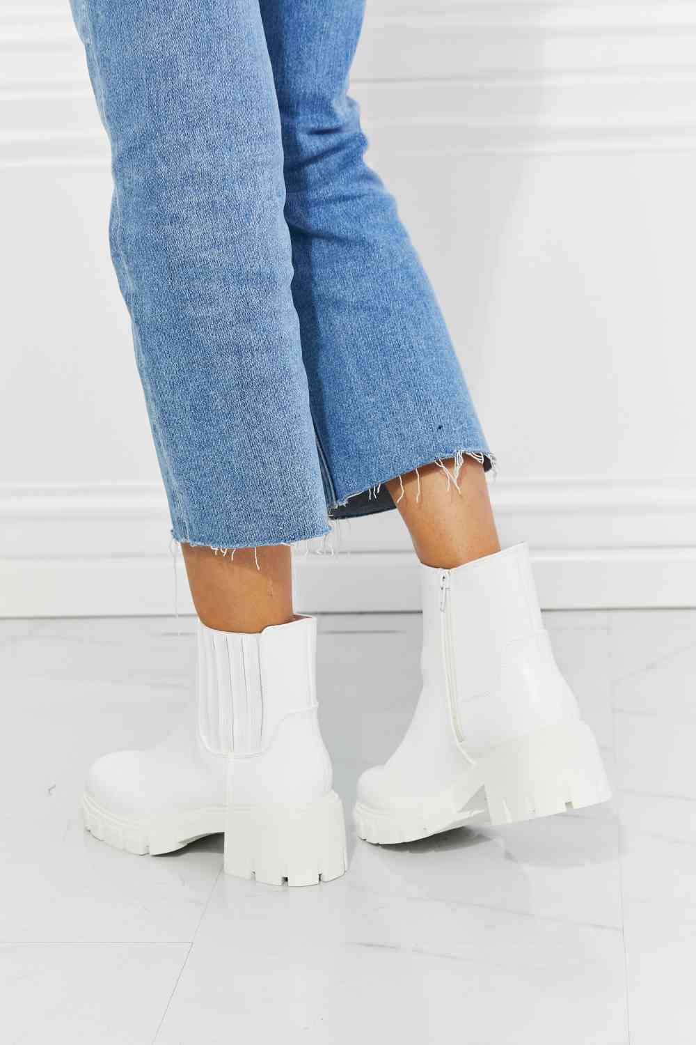 MMShoes What It Takes Lug Sole Chelsea Boots in White Trendsi