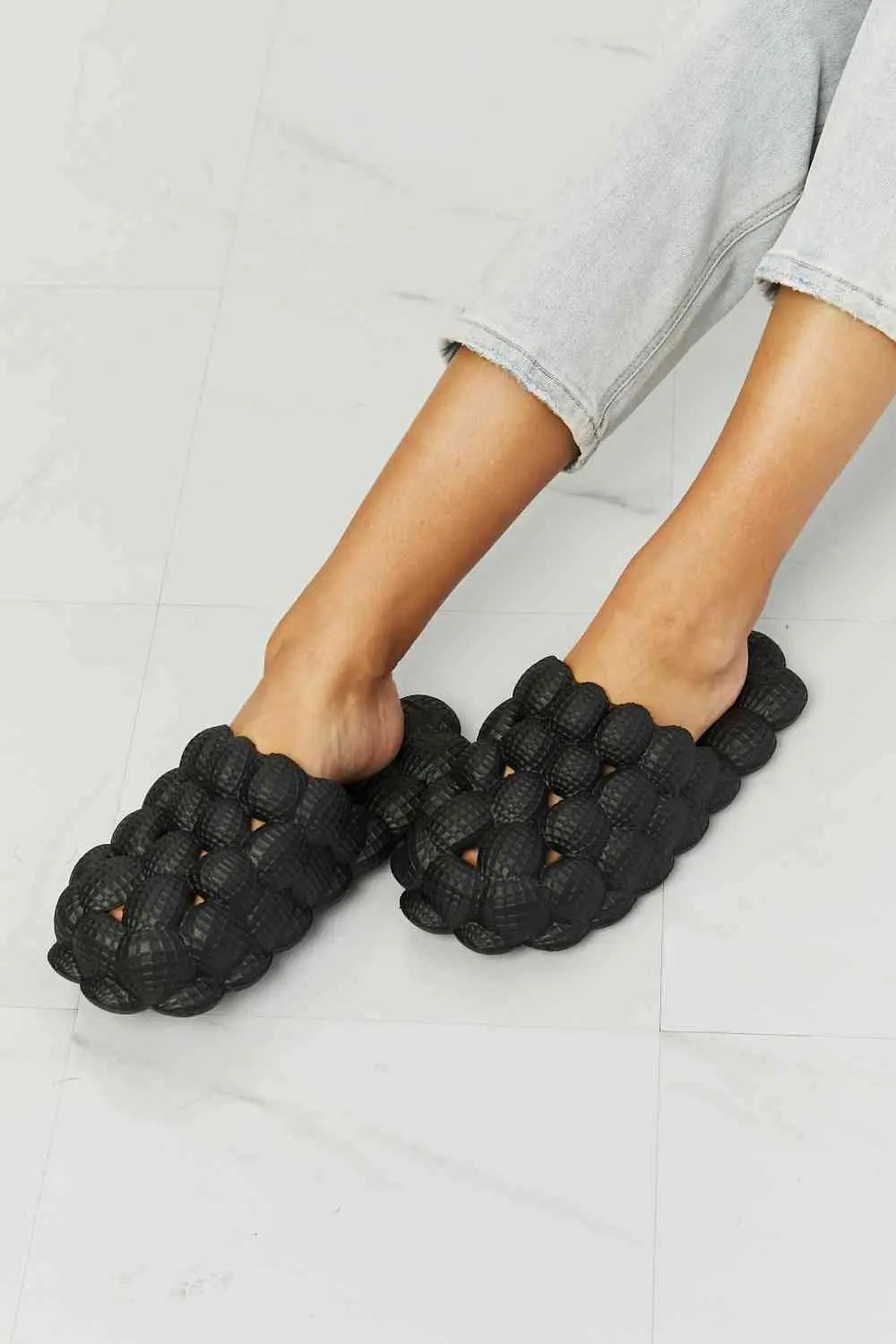   Laid Back Bubble Slides in Black Trendsi