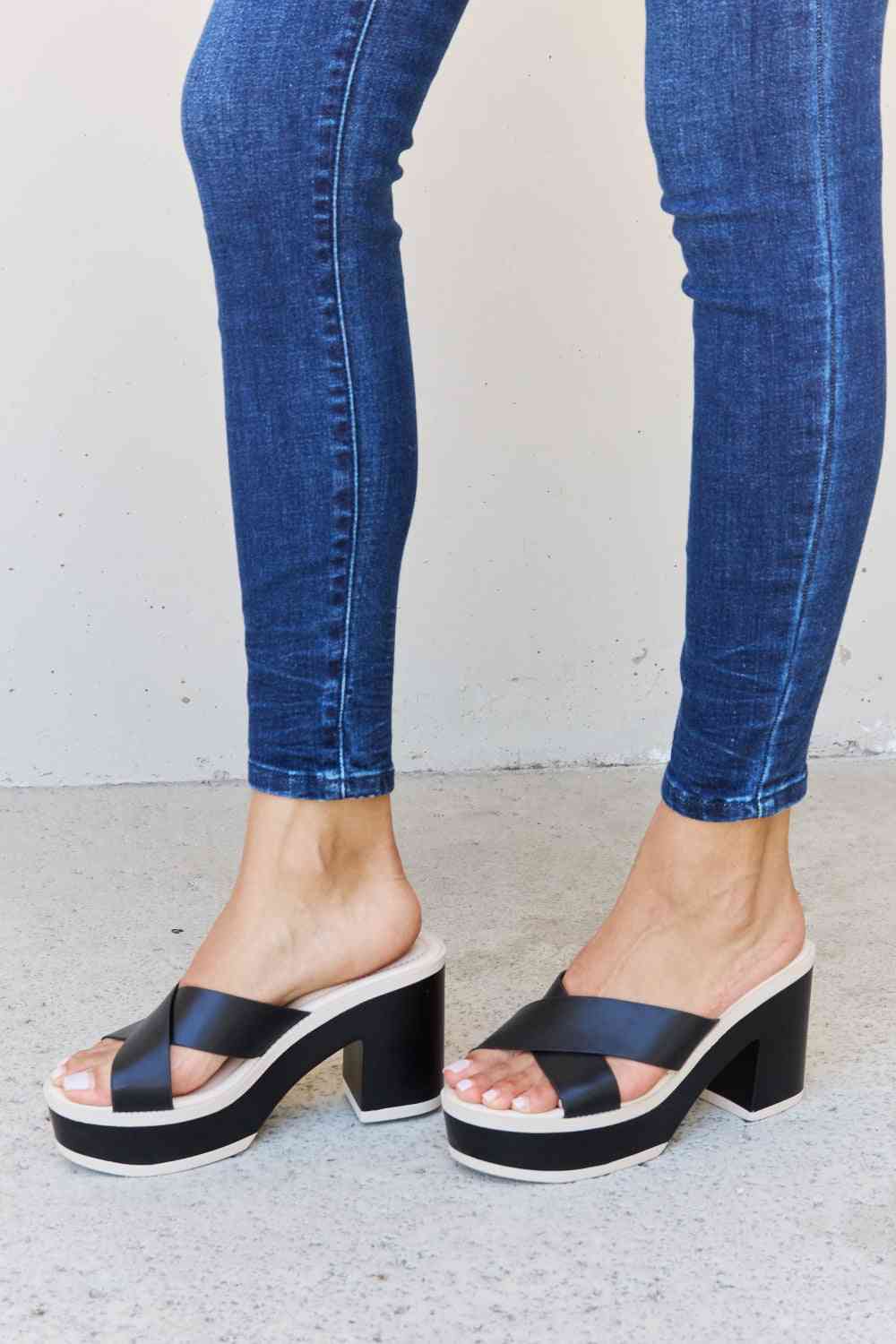  Cherish The Moments Contrast Platform Sandals in Black Trendsi