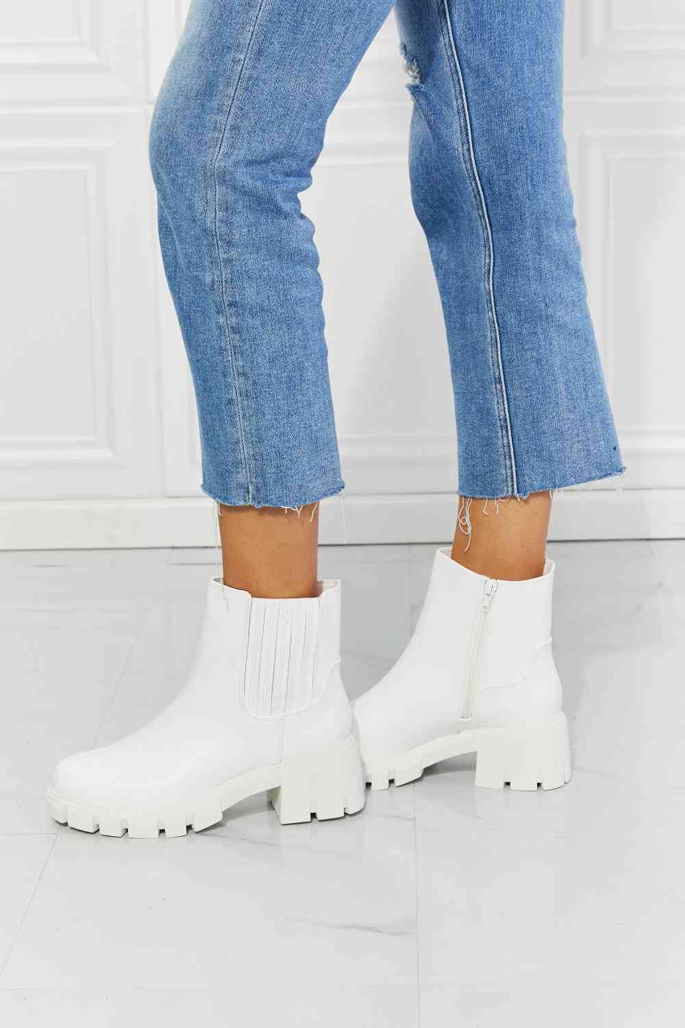 MMShoes What It Takes Lug Sole Chelsea Boots in White Trendsi